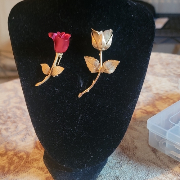 Vintage pins - Picture 1 of 3